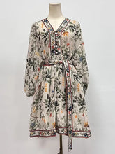 Mini-robe cintrée à la taille avec col en V et dentelle imprimée